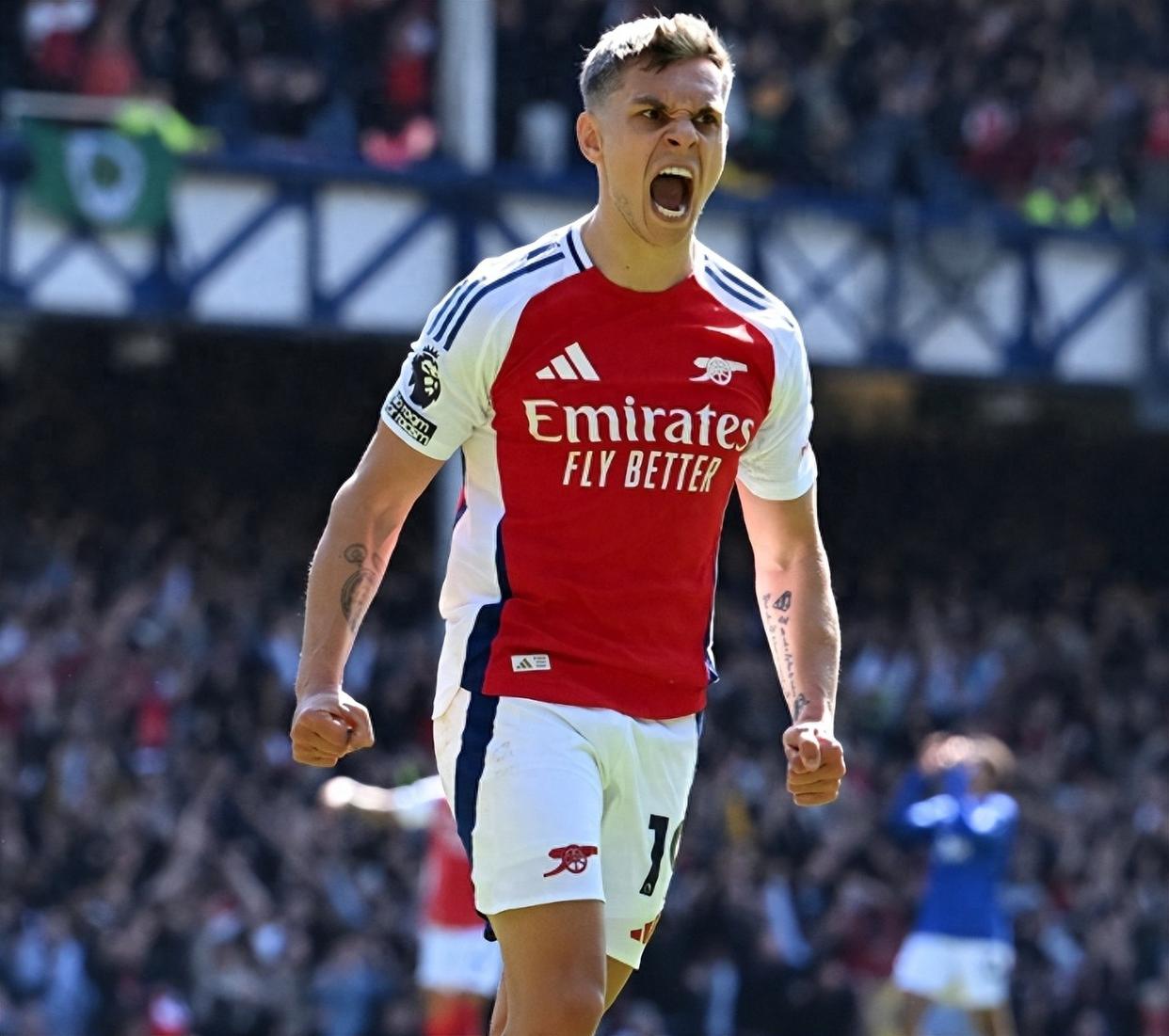 拉普拉塔大学生抗议阿足协新规，背身列队迎接联赛冠军罗萨里奥（不满阿足协新规，拉普拉塔大学生背对列队致意联赛冠军罗萨里奥）