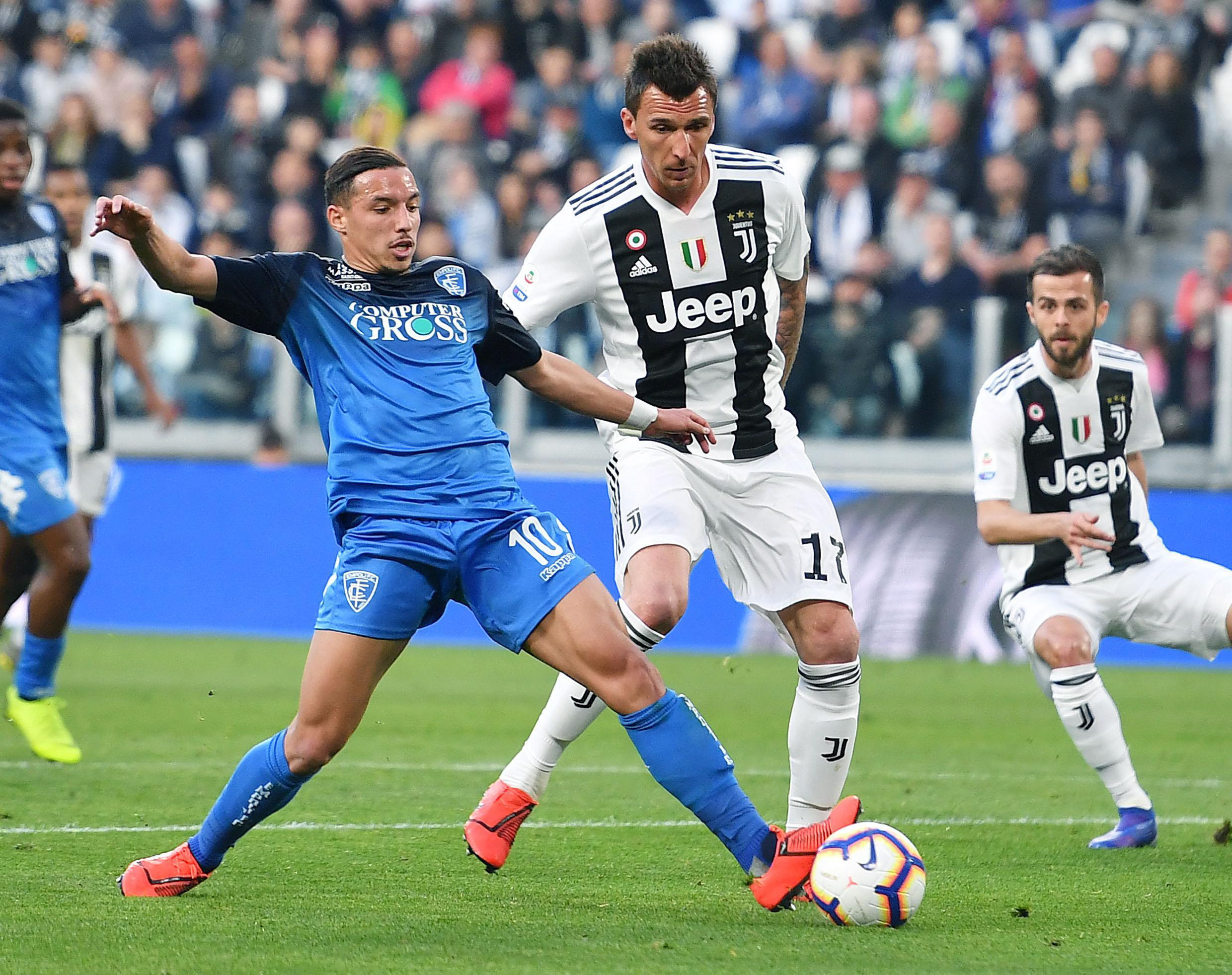 梅西抵达加尔各答开启印度行，当地民众机场迎接陷入疯狂（梅西飞抵加尔各答开启印度之旅，机场粉丝热情沸腾）