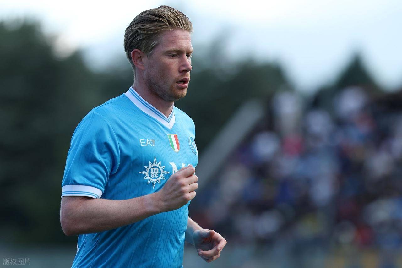 数十位工人集结诺坎普外，抗议建筑公司驱逐行政不合规员工（数十名工人诺坎普外集会，抗议建筑公司清退行政手续不合规人员）