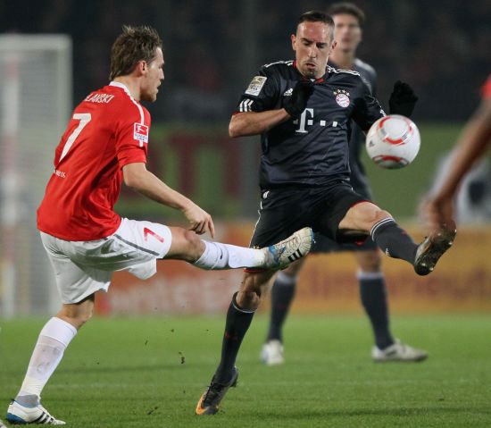 孙悦退役后与妻女定居美国，曾是NBA新星，早年受篮球启蒙，父母支持其篮球之路。（退役后孙悦携妻女定居美国：昔日NBA新星，自幼受篮球熏陶，在父母支持下走上篮坛之路）