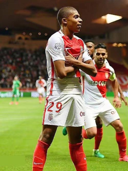 官方：狼堡买断里昂右后卫库姆贝迪，签约至2029年（沃尔夫斯堡官宣从里昂买断右后卫库姆贝迪，合同至2029年）