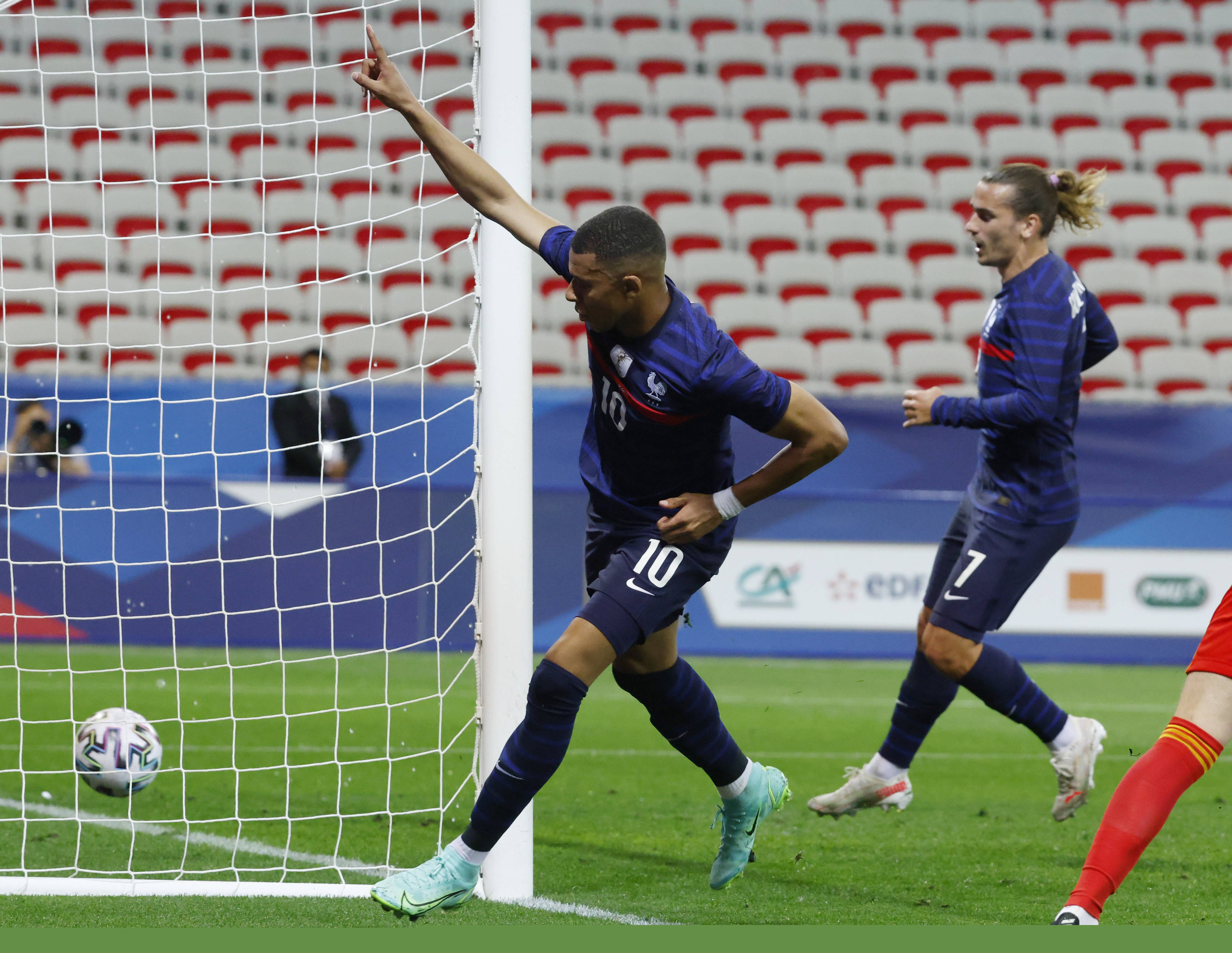 德天空：基米希周一上午接受了负荷测试，但还不确定能否出战（德天空：基米希周一上午接受负荷测试，能否出场尚未可知）