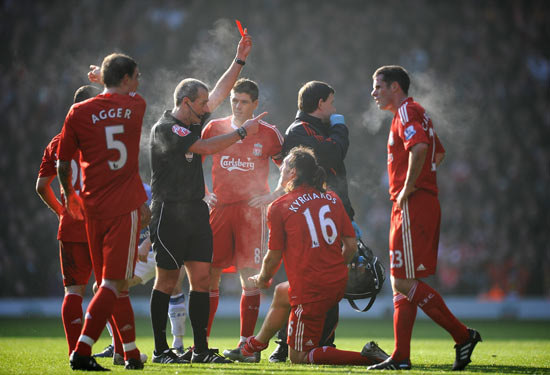 本泽马谈C罗：场上见面很冷淡？我们在更衣室已拥抱过了（本泽马回应与C罗场上显冷：更衣室里我们早已相拥）