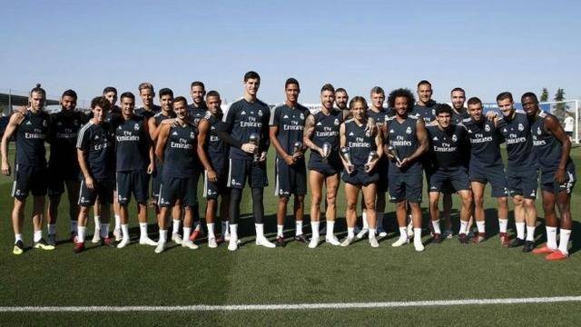 阿利亚迭雷父子分别身穿皇马与阿森纳球衣，晒出对弈图片（阿利亚迭雷父子身披皇马与阿森纳战袍，分享对弈照）