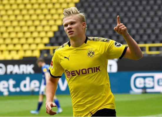 卡里乌斯妻子晒圣诞写真：身穿金色深V礼服展示孕肚（卡里乌斯妻子分享圣诞写真，穿金色深V礼服大方秀孕肚）