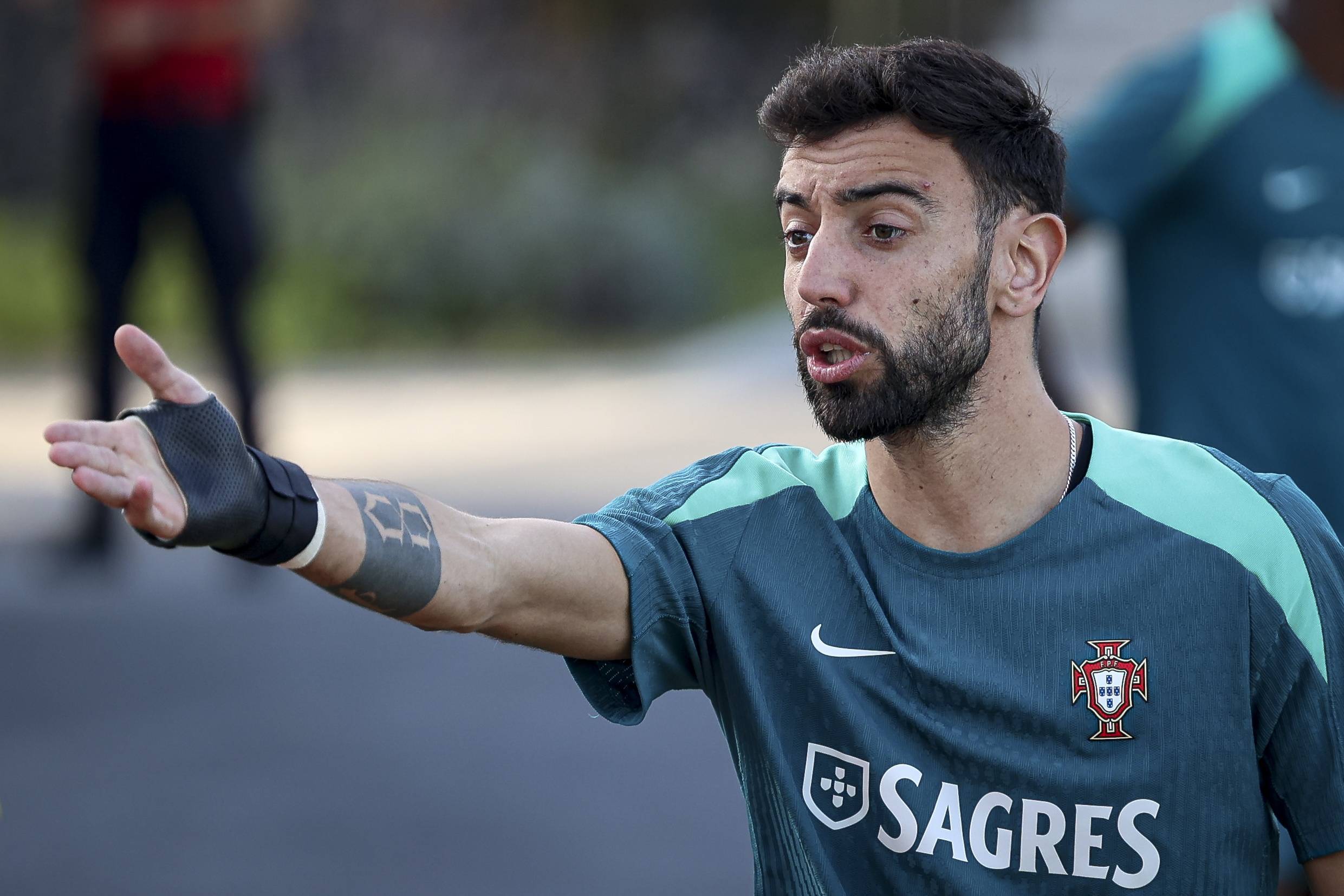 曾引起争议，西安国际足球中心草坪已重新铺设，明年3月达标（争议已成过去：西安国际足球中心草坪完成重铺，预计明年3月达标）