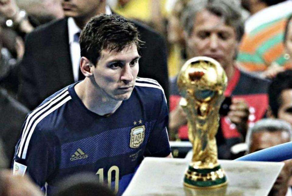 曼城英超33分紧追阿森纳，五项数据领跑联赛（曼城英超积33分逼近阿森纳，五项统计高居榜首）