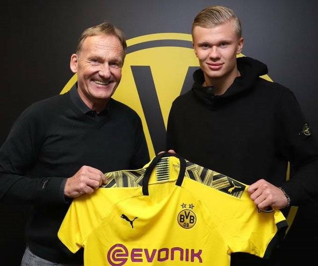 红牌出现 比赛形势急转直下（红牌一出，战局瞬间失衡）