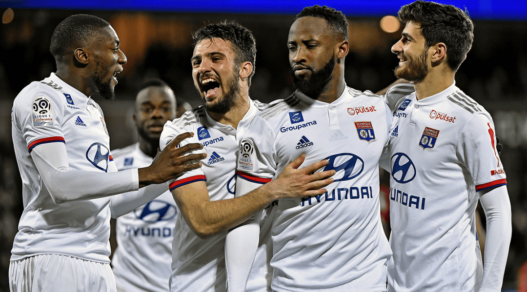 上海海港为备战三线作战，大范围调整阵容，清洗后防线，加强进攻，提升整体竞争力。（上海海港备战三线：阵容大换血，重塑后防、升级进攻，全面提升竞争力）