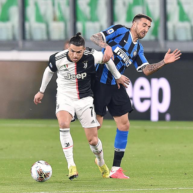 李新翔：武磊是我的榜样，能和自己的偶像一起踢球感觉很奇妙（李新翔称武磊为榜样：与偶像同场竞技倍感奇妙）