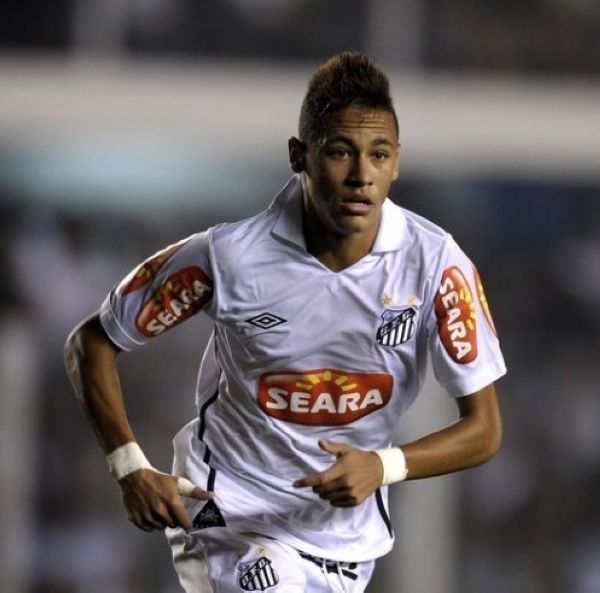 上海市政府向海港赠送冠军贺礼：木雕雄鹰和冠军奖杯刺绣（上海市政府为海港献上冠军贺礼：木雕雄鹰与冠军奖杯刺绣）